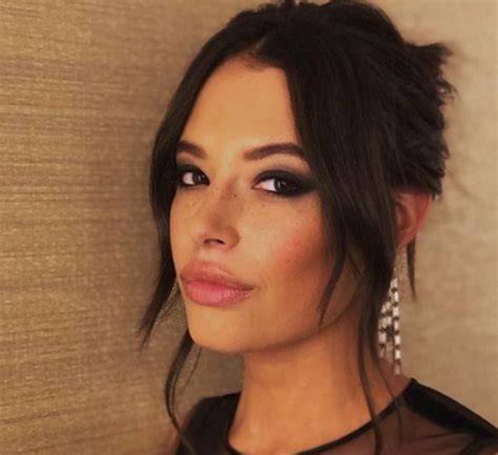 Chloe Bridges Height, Weight, Age, Boyfriend, Family, Facts, Biography ·